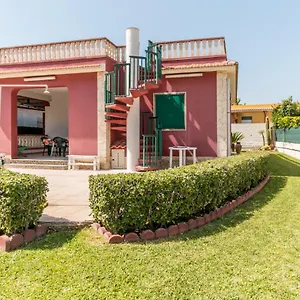 Red House Near The Sandy Beach, Parking & Wi-fi Ferienhaus